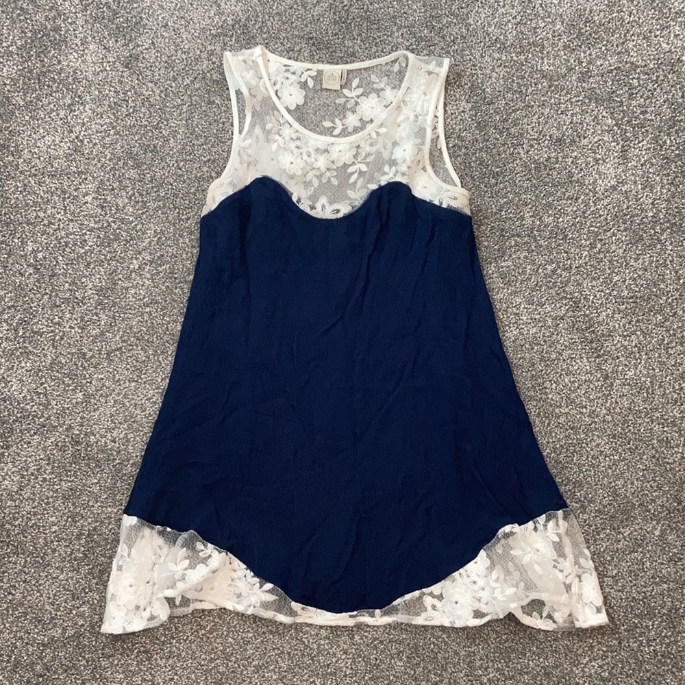 🌸 3/$20 Paper Crane blue and white lace top
